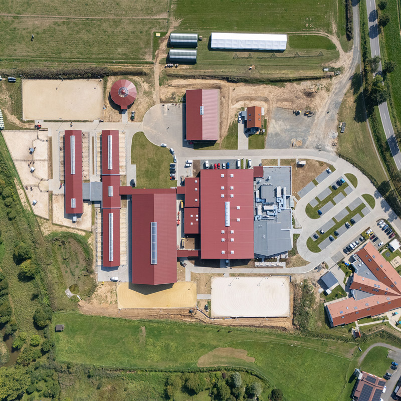 Moderne Sportstätte mit Reitplätzen, Stallungen und Restaurant